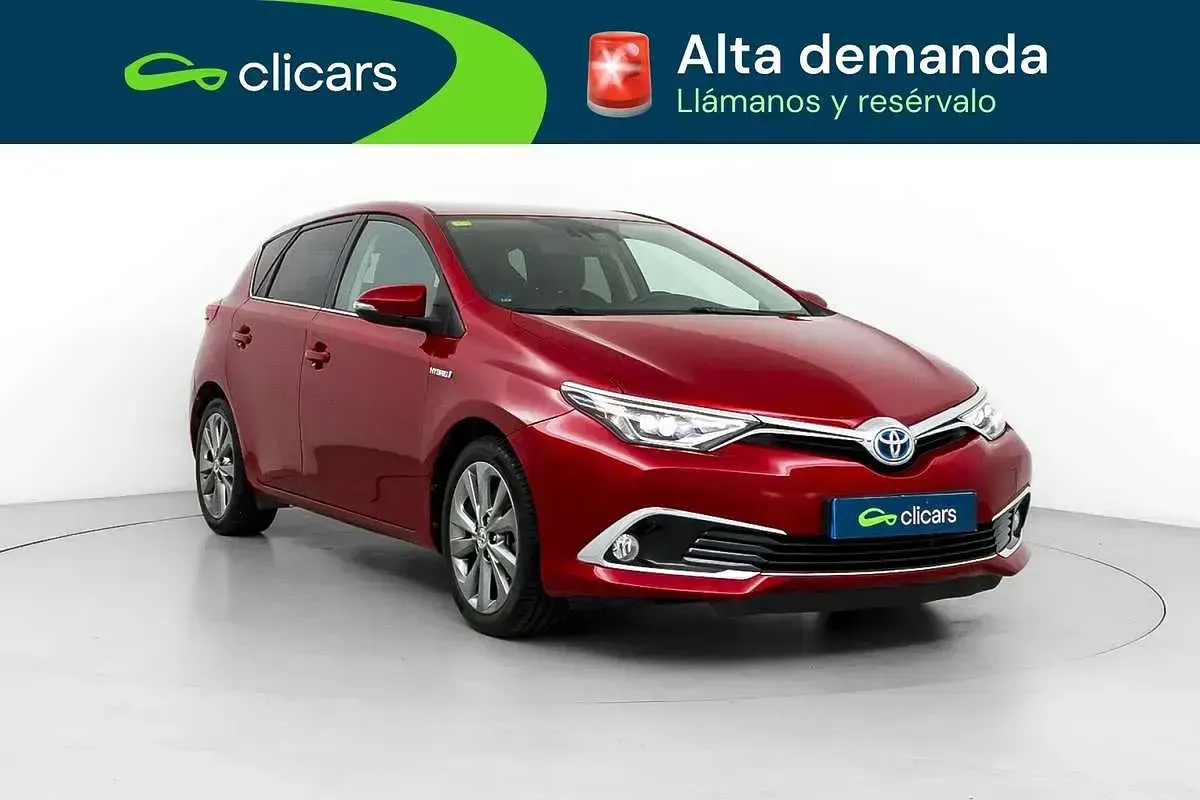 Usado Toyota Auris Hybrid Active 99 CV (72 kW) 2016 Rojo Berlina