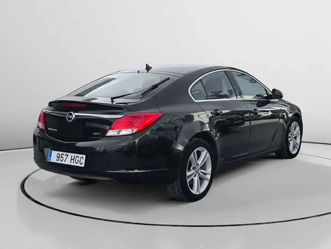 Usado Opel Insignia Sport 160 CV (117 kW) 2011 Negro Berlina