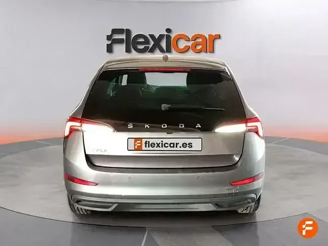 Usado Skoda Scala Selection 115 CV (84 kW) 2024 Gris Utilitario