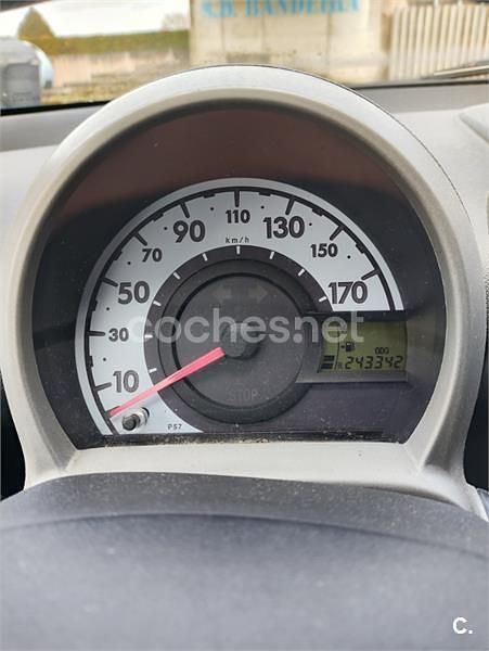 Usado Toyota Aygo 54 CV (39 kW) 2007 Gris / plata Utilitario