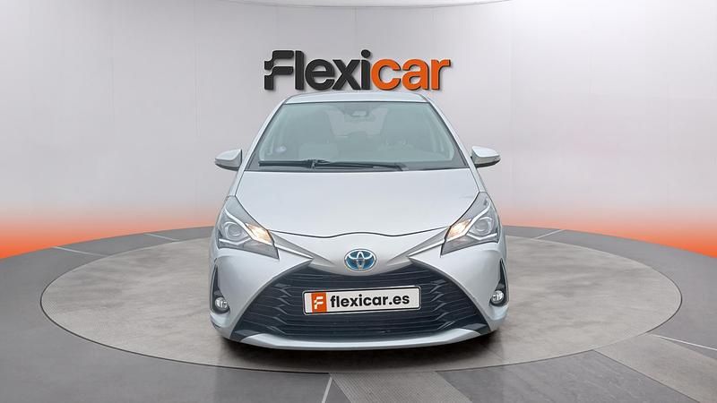 Usado Toyota Yaris Hybrid Active 100 CV (73 kW) 2019 Gris Berlina
