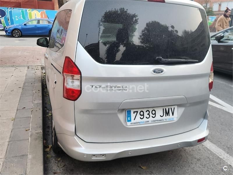 Usado Ford Tourneo Courier Titanium 95 CV (69 kW) 2016 Gris / plata Monovolumen