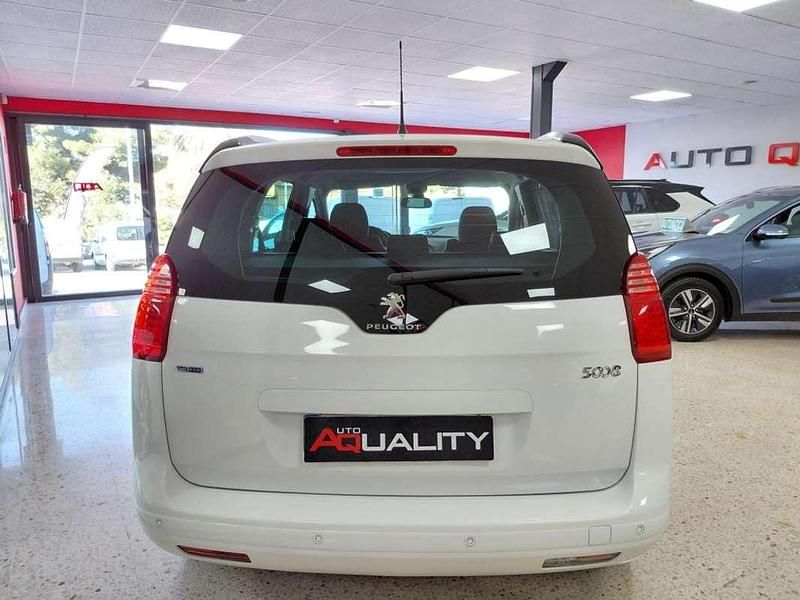 Usado Peugeot 5008 Style 120 CV (88 kW) 2016 Blanco Monovolumen