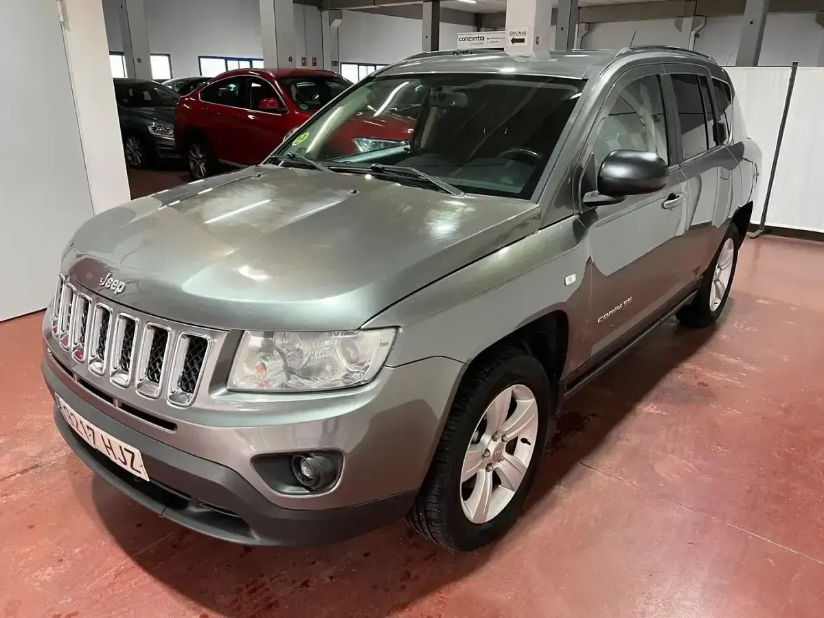 Usado Jeep Compass Sport 136 CV (100 kW) 2012 Gris / plata SUV