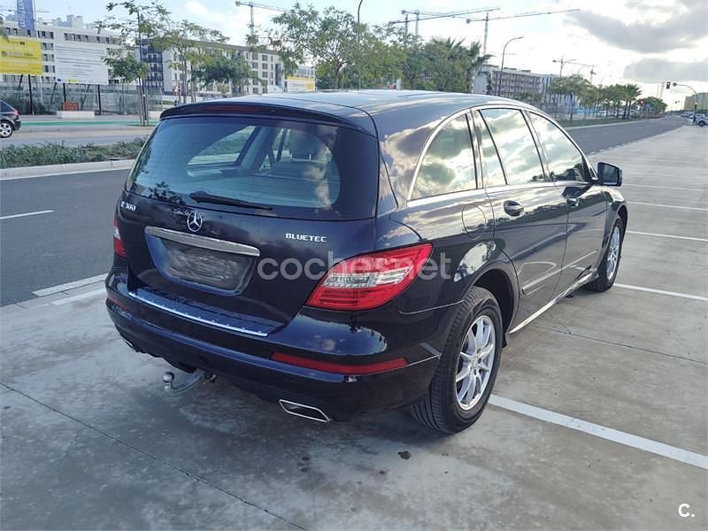 Usado Mercedes R300 190 CV (139 kW) 2011 Azul Monovolumen