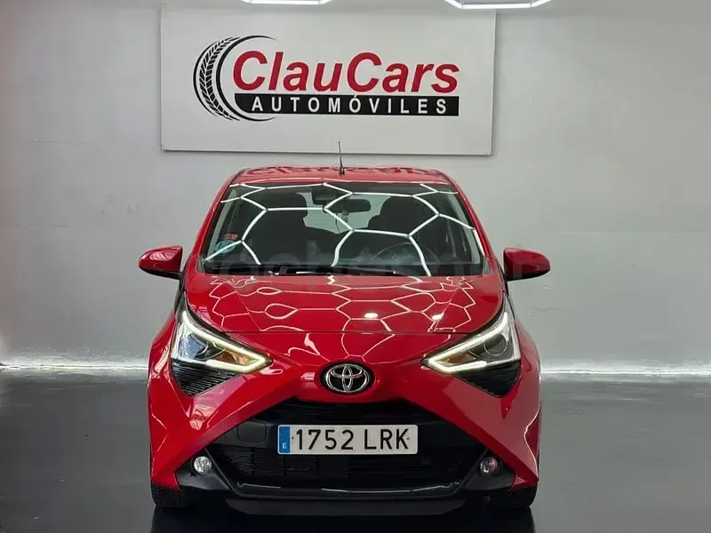 Usado Toyota Aygo X-play 72 CV (52 kW) 2021 Rojo Utilitario