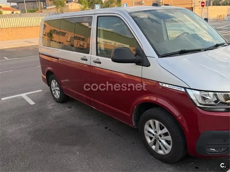 Usado VW Multivan 150 CV (110 kW) 2021 Rojo Monovolumen