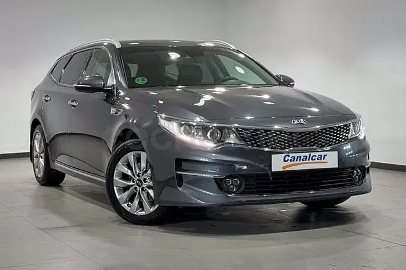 Usado Kia Optima 136 CV (100 kW) 2022 Gris / plata Familiar