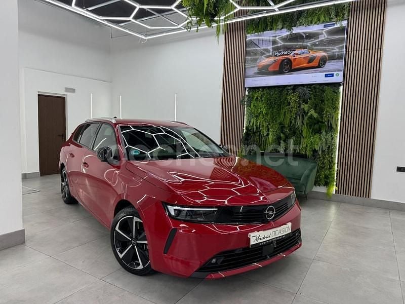 Rojo Usado 2024 Opel Astra Familiar | 24.990 € (Precio justo) - Imagen 1/4