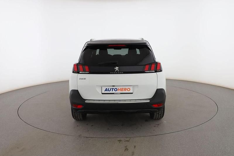 Usado Peugeot 5008 Allure 130 CV (95 kW) 2021 Blanco Monovolumen
