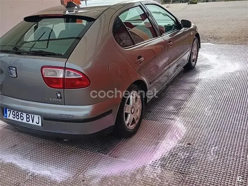 Usado Seat Leon 105 CV (77 kW) 2002 Marrón Utilitario