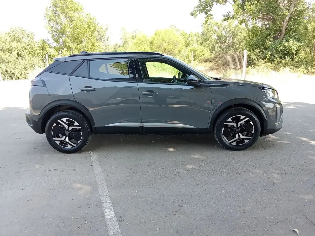 Nuevo Peugeot 2008 Allure Turbo 100 CV (73 kW) 2026 Gris SUV