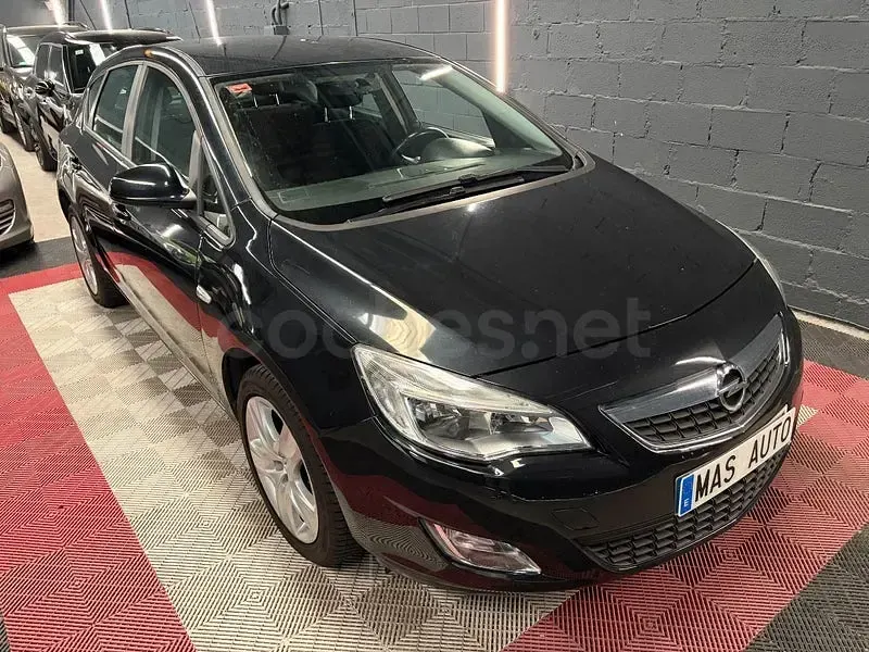 Usado Opel Astra Excellence 140 CV (102 kW) 2012 Negro Berlina