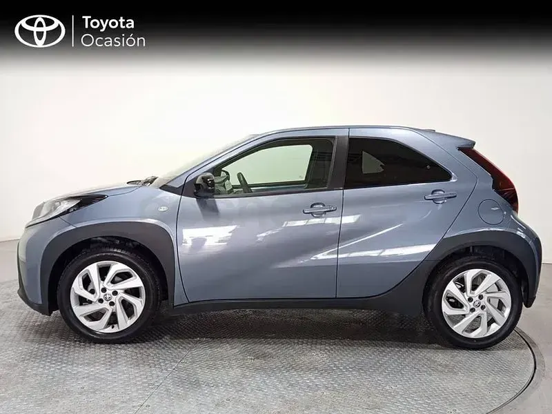 Usado Toyota Aygo X Play 72 CV (52 kW) 2025 Gris / plata SUV