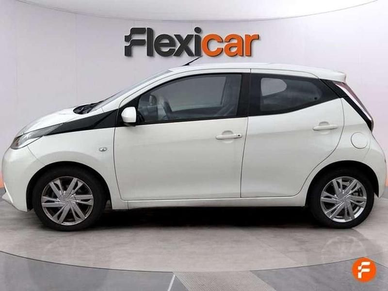 Usado Toyota Aygo X-play 69 CV (50 kW) 2016 Blanco Utilitario