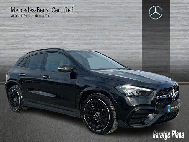 Usado Mercedes GLA200 AMG line 150 CV (110 kW) 2025 Negro cosmos SUV