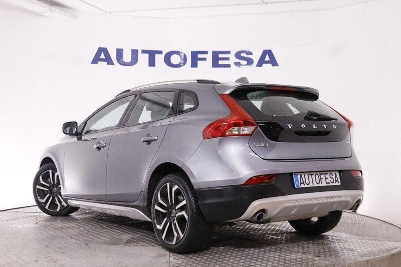 Usado Volvo V40 152 CV (111 kW) 2019 Gris titanio Utilitario