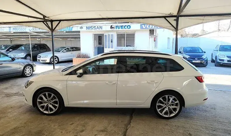 Usado Seat Leon Style 130 CV (95 kW) 2019 Blanco Familiar