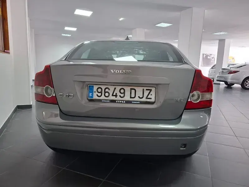 Usado Volvo S40 Momentum 110 CV (80 kW) 2005 Gris / plata Berlina
