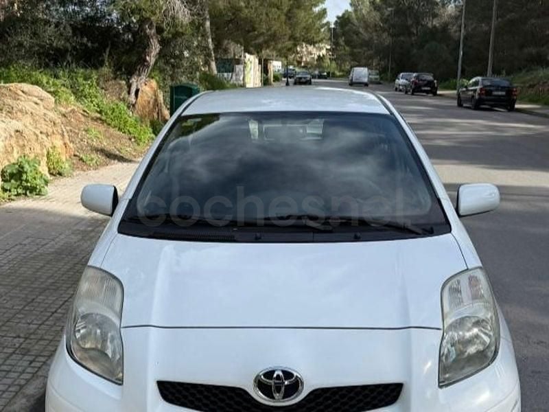 Usado Toyota Yaris Live 69 CV (50 kW) 2011 Blanco Utilitario