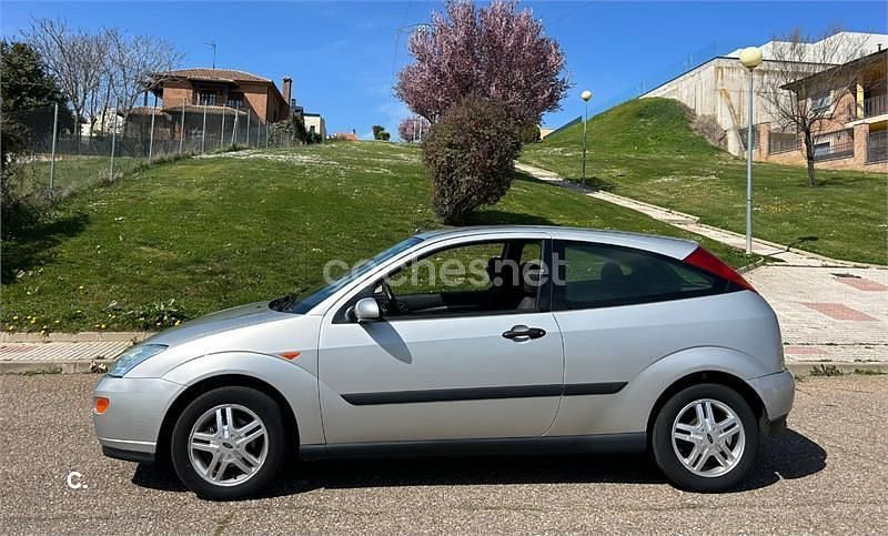 Usado Ford Focus Trend 100 CV (73 kW) 2002 Gris / plata Berlina