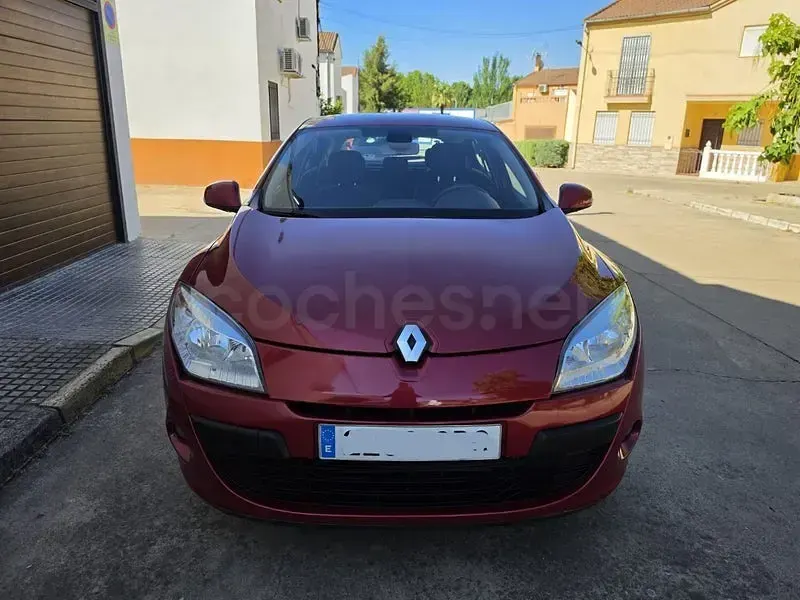 Usado Renault Mégane Dynamique 110 CV (80 kW) 2010 Granate Berlina