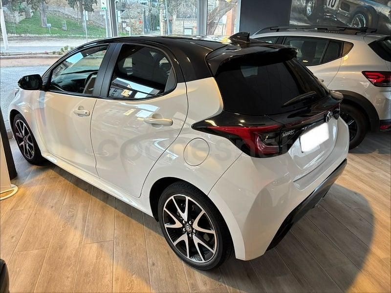 Usado Toyota Yaris Hybrid Style 116 CV (85 kW) 2022 Blanco Berlina