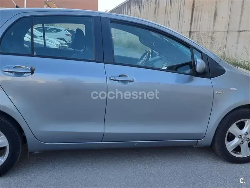 Usado Toyota Yaris Sol 90 CV (66 kW) 2007 Gris / plata Utilitario
