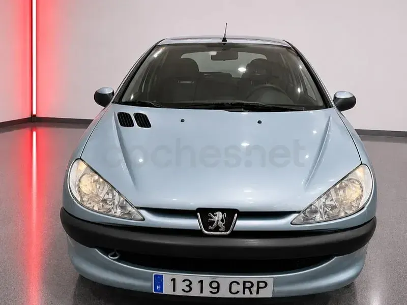 Usado Peugeot 206 70 CV (51 kW) 2003 Gris / plata Berlina