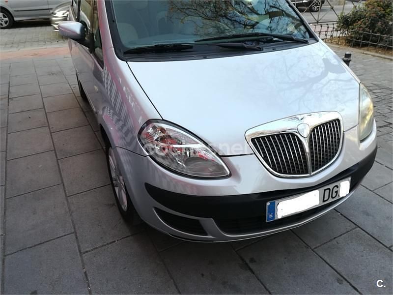 Usado Lancia Musa 70 CV (51 kW) 2005 Gris / plata Monovolumen
