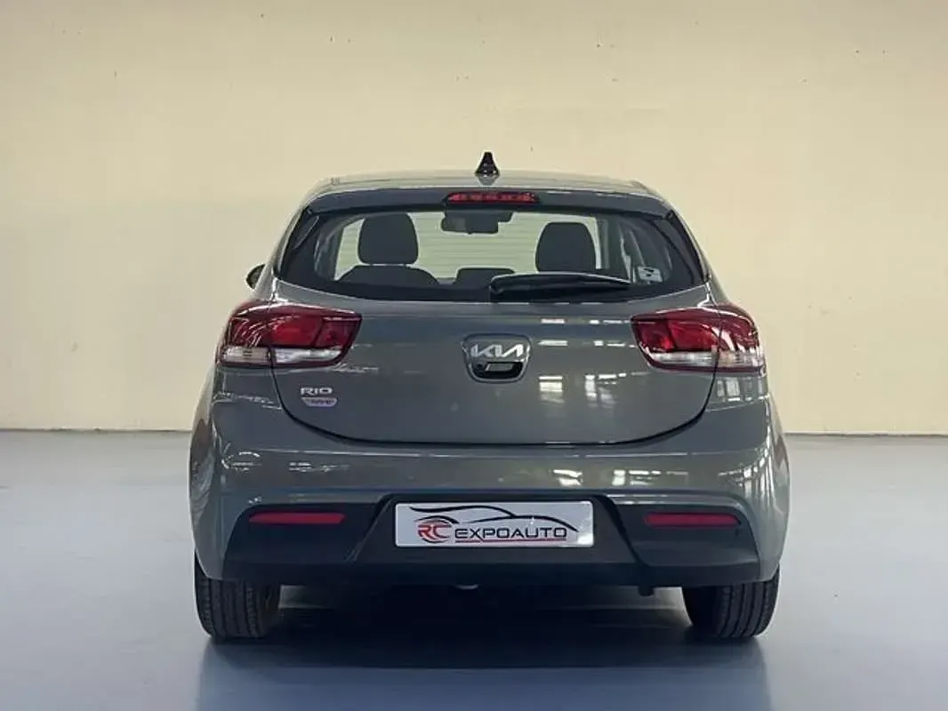 Usado Kia Rio 120 CV (88 kW) 2022 Verde Utilitario