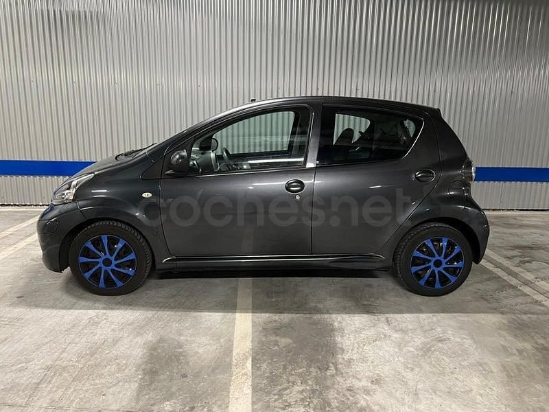 Usado Toyota Aygo Live 68 CV (50 kW) 2011 Azul Utilitario