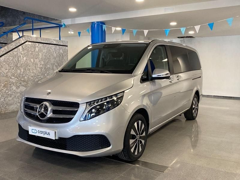 Usado Mercedes V250 Avantgarde 190 CV (139 kW) 2023 Plata brillante metalizada Monovolumen