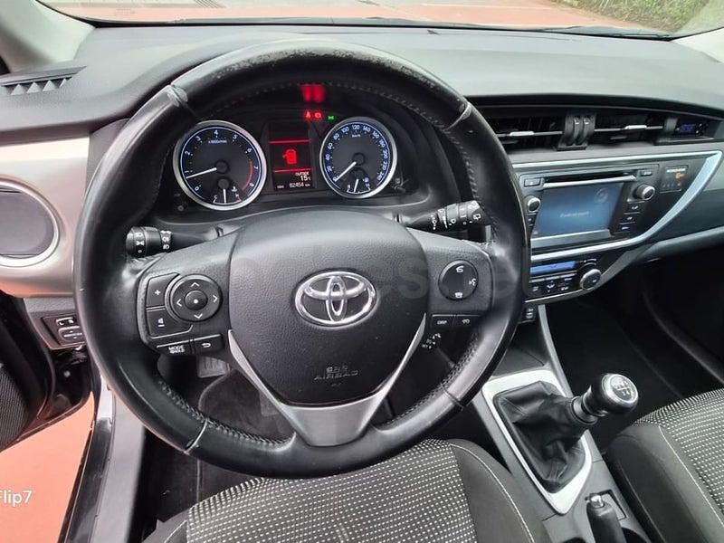 Usado Toyota Auris Active 132 CV (97 kW) 2014 Negro Berlina