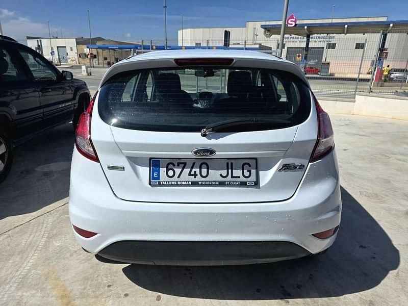 Usado Ford Fiesta Trend 101 CV (74 kW) 2016 Blanco Utilitario