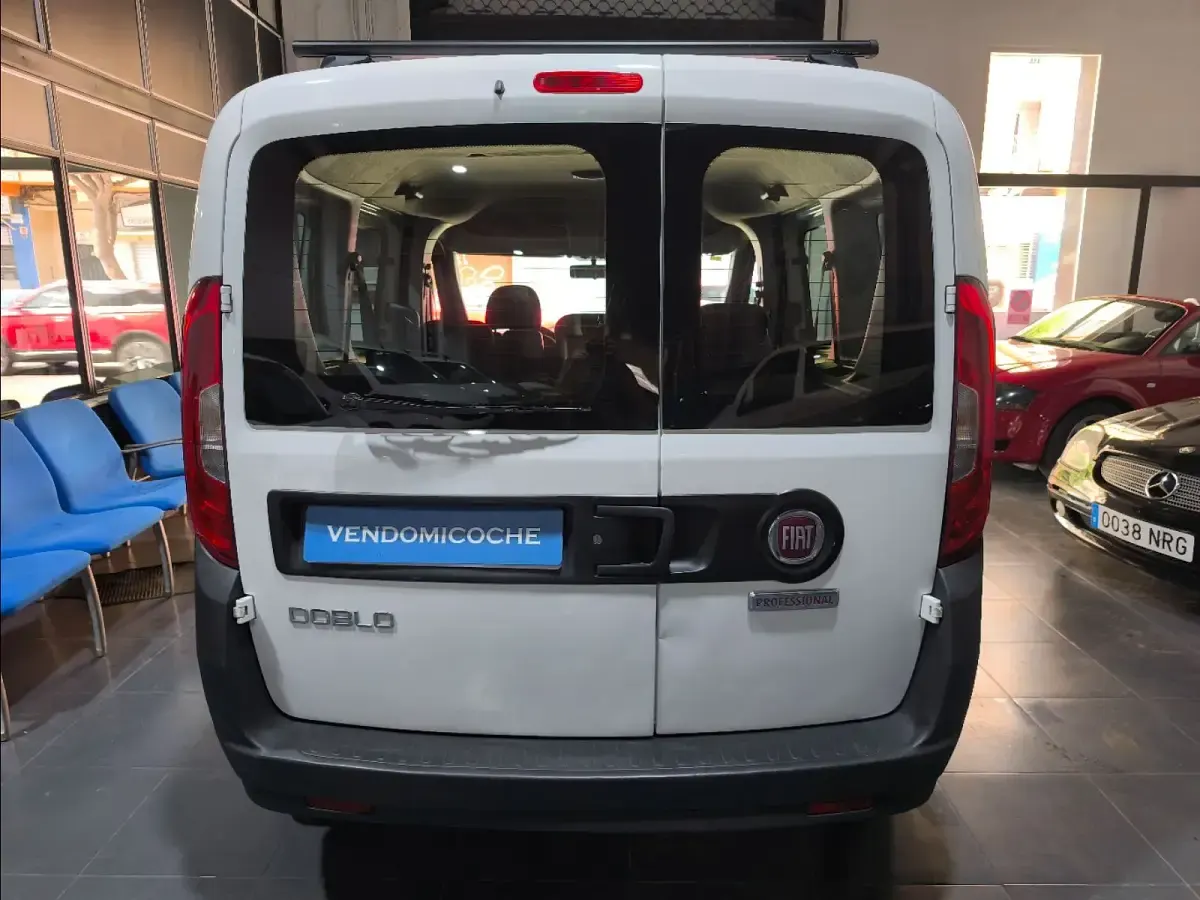 Usado Fiat Doblò Pop 95 CV (69 kW) 2017 Blanco Monovolumen