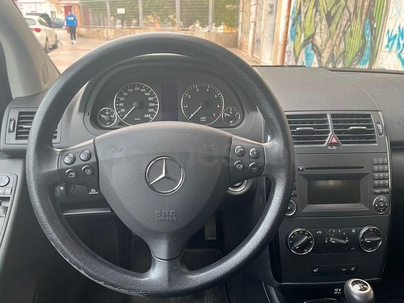 Usado Mercedes A180 116 HP (85 kW) 2011 Azul Monovolume