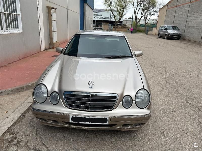 Usado Mercedes E240 Elegance 170 CV (125 kW) 1999 Beige Berlina
