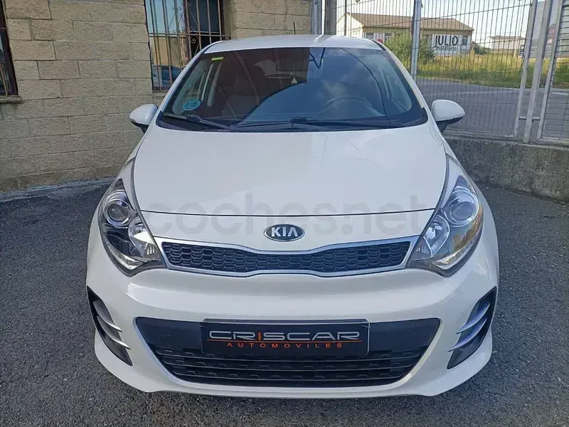 Usado Kia Rio 75 CV (55 kW) 2015 Blanco Berlina