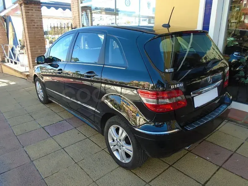 Usado Mercedes B180 109 CV (80 kW) 2011 Negro Utilitario