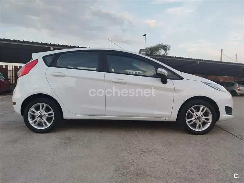 Usado Ford Fiesta Trend 82 CV (60 kW) 2015 Blanco Utilitario
