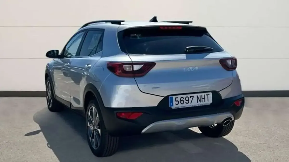 Usado Kia Stonic Style 101 CV (74 kW) 2025 Plateado SUV