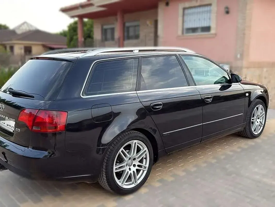 Usado Audi A4 140 CV (102 kW) 2005 Negro Familiar