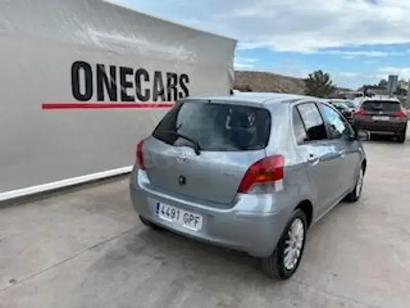 Usado Toyota Yaris 90 CV (66 kW) 2009 Gris / plata Utilitario