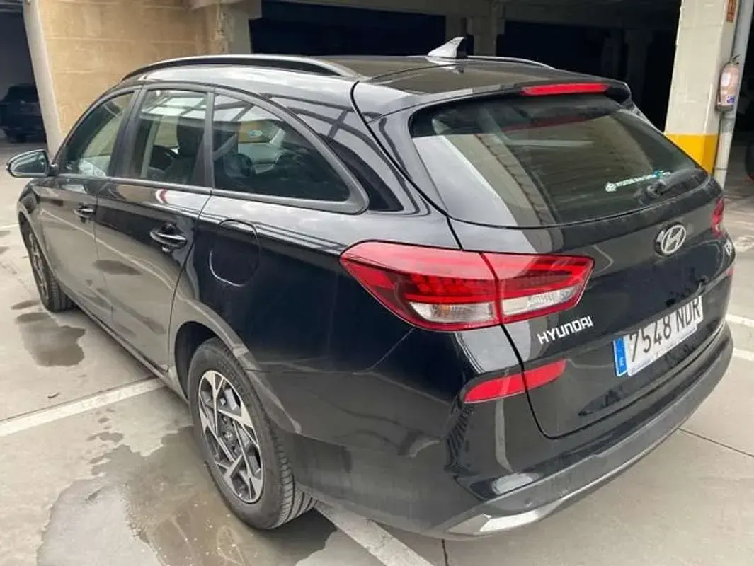 Usado Hyundai i30 101 CV (74 kW) 2025 Negro Familiar
