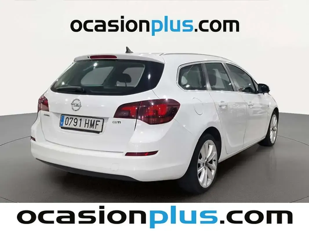 Usado Opel Astra Excellence 125 CV (91 kW) 2012 Blanco Familiar