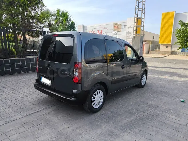 Usado Peugeot Partner Tepee Active 92 CV (67 kW) 2014 Gris / plata Monovolumen