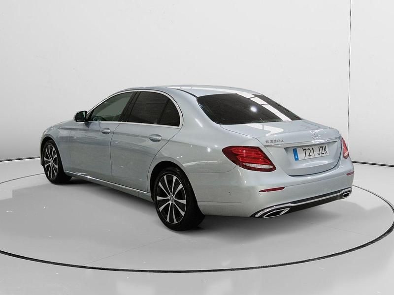 Usado Mercedes E220 194 CV (142 kW) 2017 Gris / plata Berlina