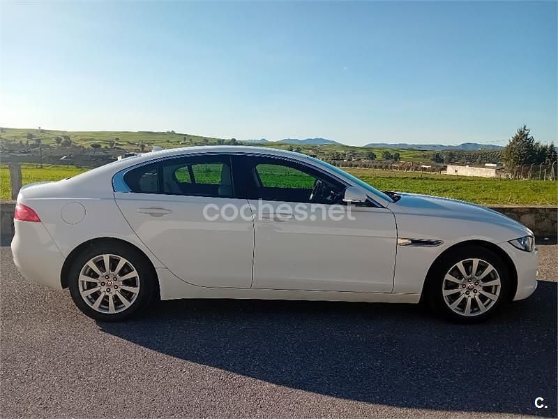 Usado Jaguar XE Prestige 180 CV (132 kW) 2016 Blanco Berlina
