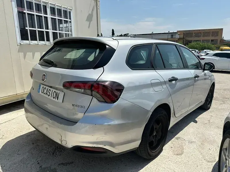 Usado Fiat Tipo 130 CV (95 kW) 2022 Gris / plata Familiar
